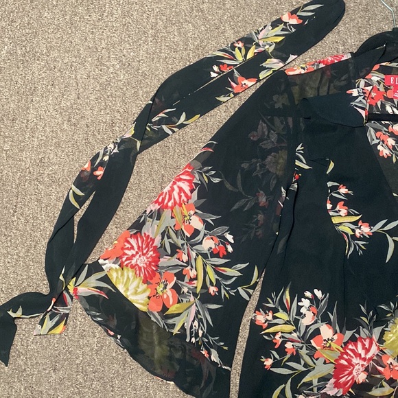 Elle open from black floral blouse with tie - Picture 5 of 6